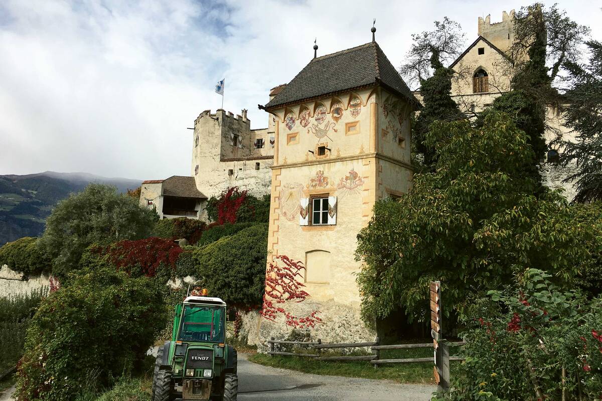 Le château de Churburg trône fièrement au-dessus de Sluderno.