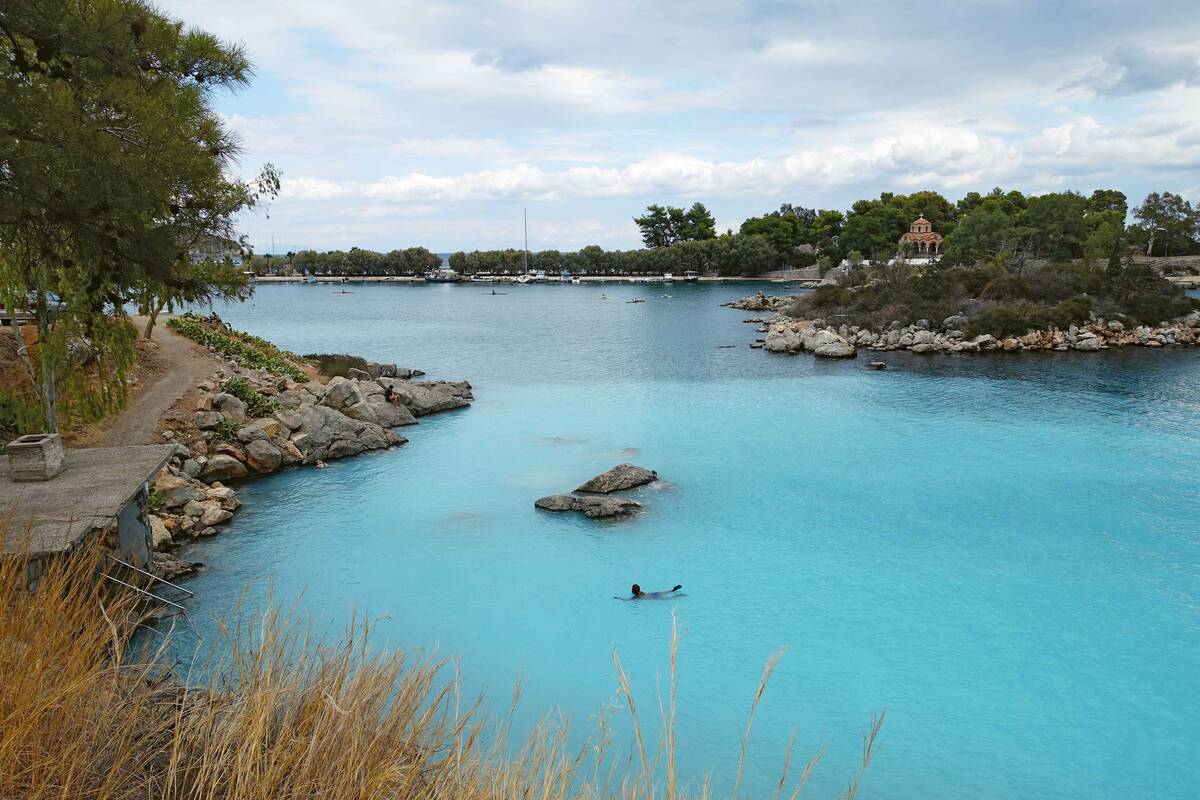 Der einstige Kurort Methana ist nur noch ein Schatten seiner selbst. Das hellblaue methanhaltige Wasser riecht man von ferne.