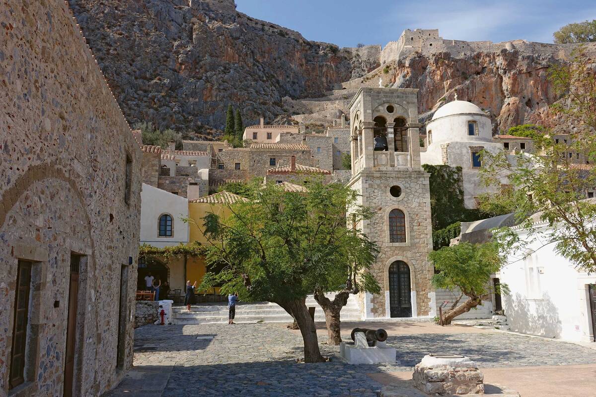 Ein Spaziergang durch die mittelalterliche Kleinstadt Monemvasia lohnt sich.