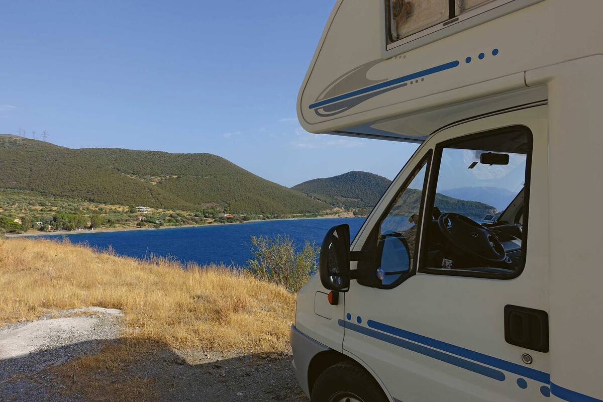 Après un long trajet suivi d’une traversée en ferry, une aire de stationnement sur le golfe de Corinthe permet de se sentir en vacances.