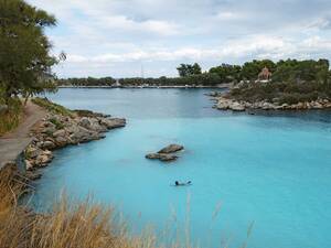 L’ancienne ville thermale de Methana n’est plus que l’ombre d’elle-même. Les eaux bleu clair laiteuses dégagent une odeur de soufre que l’on sent de loin.