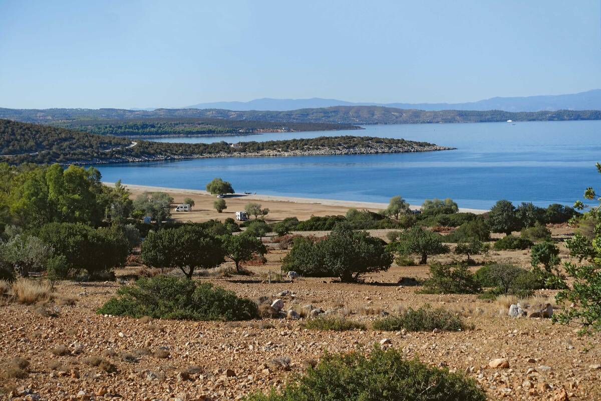 Quasiment seuls, deux camping-cars se tiennent face à la mer. En haute saison, l’endroit grouille de touristes.