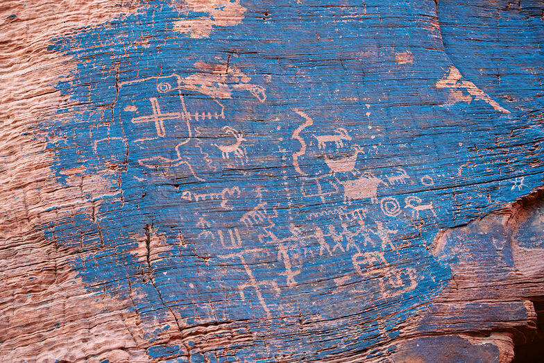 Am Rainbow Vista-Trail stossen wir auf uralte Felsritzungen einer 4000 Jahre alten Jäger- und Sammler-Kultur.