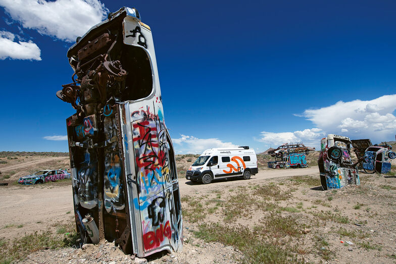 Auf dem Freerange Arts Highway wird es schräg: Im Autowald bei Goldfield wurden Oldtimer der Nase nach in die Erde gepflanzt.