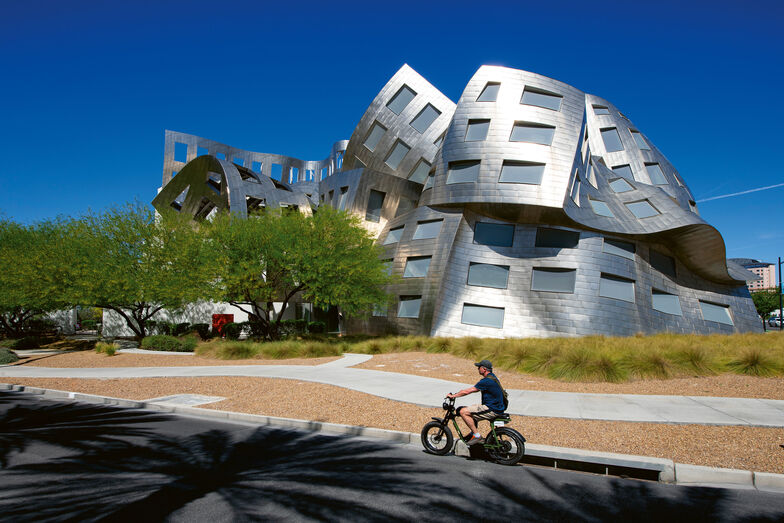 Bei einer Biketour neben dem Strip entdecken wir Sehenswürdigkeiten, die nichts mit Glücksspiel zu tun haben: das Lou Rouvo Gehirnforschungsinstitut, erbaut vom Stararchitekten Frank Gehry.