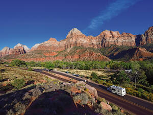 La route du Parc national de Zion passe entre des sommets impressionnants.