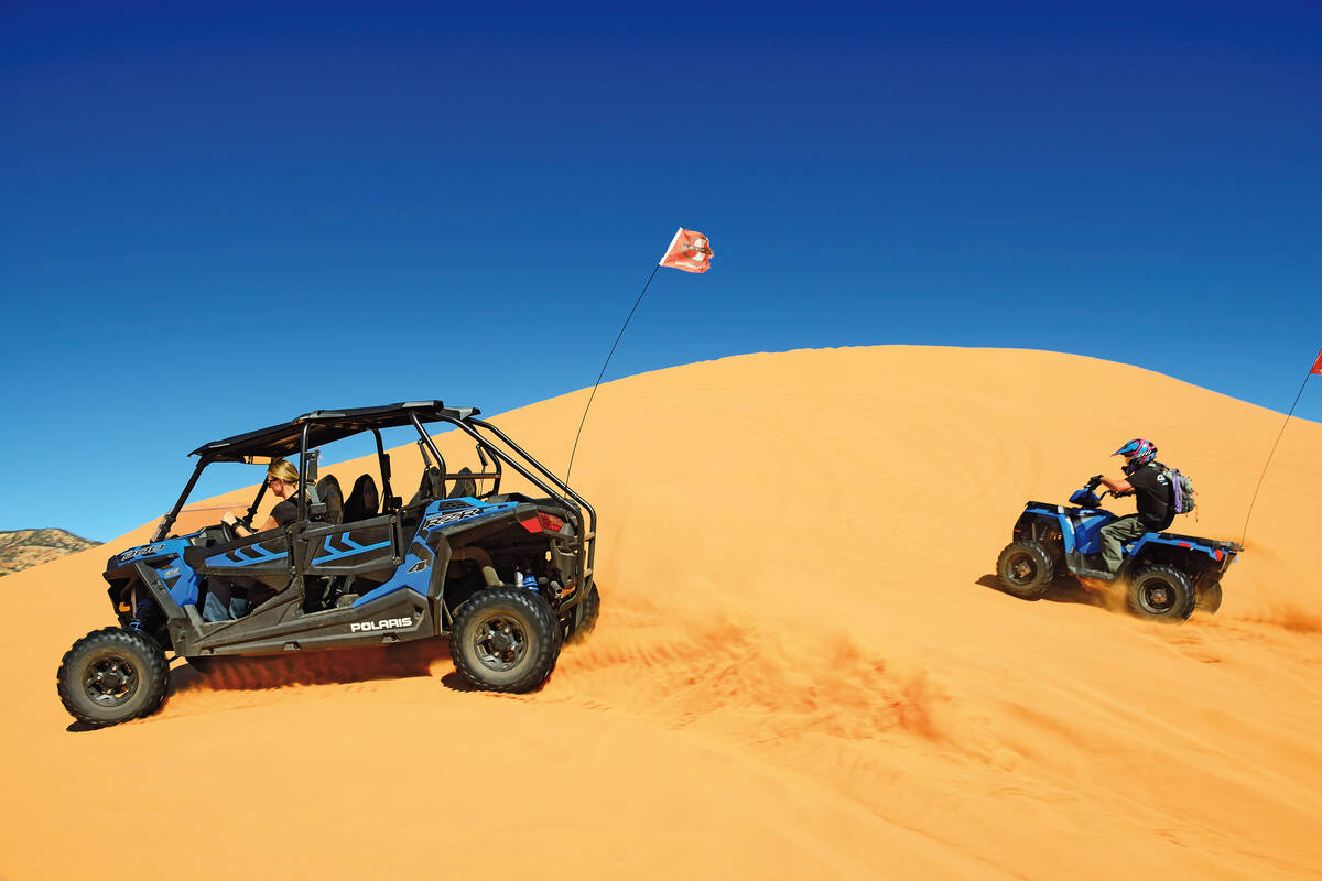 Nous roulons à toute vitesse à bord de buggies et de quads dans le Coral Pink Sand Dunes State Park.