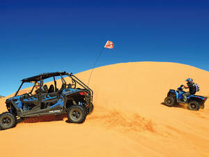 Nous roulons à toute vitesse à bord de buggies et de quads dans le Coral Pink Sand Dunes State Park.