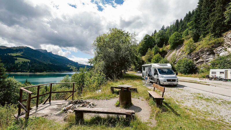 Vous pouvez également passer la nuit dans une caravane si celle-ci est équipée de toilettes.