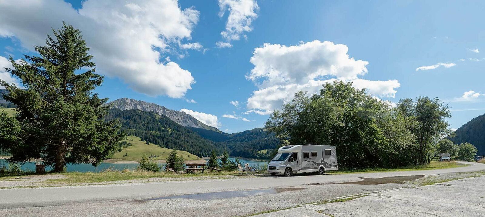 Emplacement idyllique : Place du barrage de L'Hongrin. Ce parking peut accueillir 8 camping-cars au maximum.