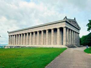 Die Walhalla bei Regensburg, 1842 von König Ludwig I. von Bayern als Ruhmeshalle bedeutender deutschsprachiger Persönlichkeiten errichtet, ein Versuch im Gewand eines griechischen Tempels geschichtsträchtig zu sein.