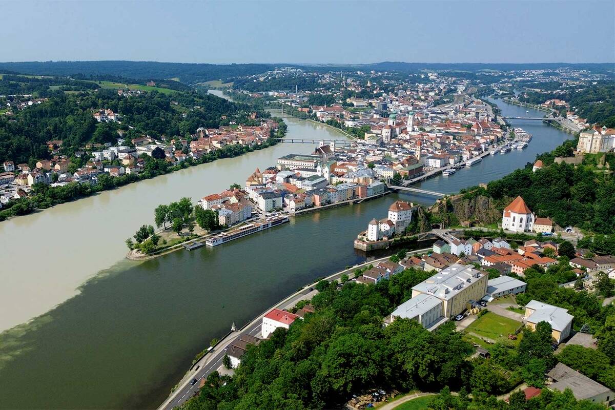 In Passau fliessen der grüne Inn, die blaue Donau und die kleinere Ilz zusammen, wobei die unterschiedlichen Wasserfarben das Dreiflüsseeck zu einem eindrücklichen Naturschauspiel machen.