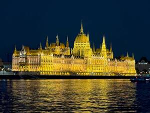 Eine nächtliche Bootstour auf der Donau in Budapest, bei der die beleuchteten Prunkbauten im gemächlichen Tempo vorbeiziehen, lohnt sich.