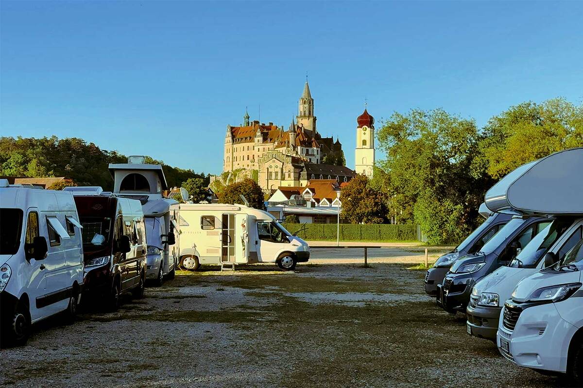 En arrière-plan de l’aire de camping-cars de Sigmaringen, le château de Sigmaringen trône majestueusement sur un rocher surplombant le Danube.