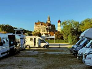 En arrière-plan de l’aire de camping-cars de Sigmaringen, le château de Sigmaringen trône majestueusement sur un rocher surplombant le Danube.