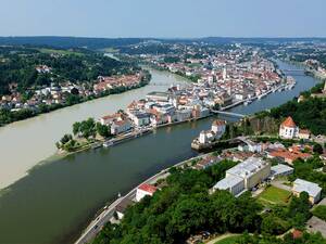 À Passau se rejoignent l’Inn verdoyante, le Danube bleu et la petite Ilz, les différentes couleurs de l’eau faisant de la confluence des trois cours d’eau un spectacle naturel impressionnant.