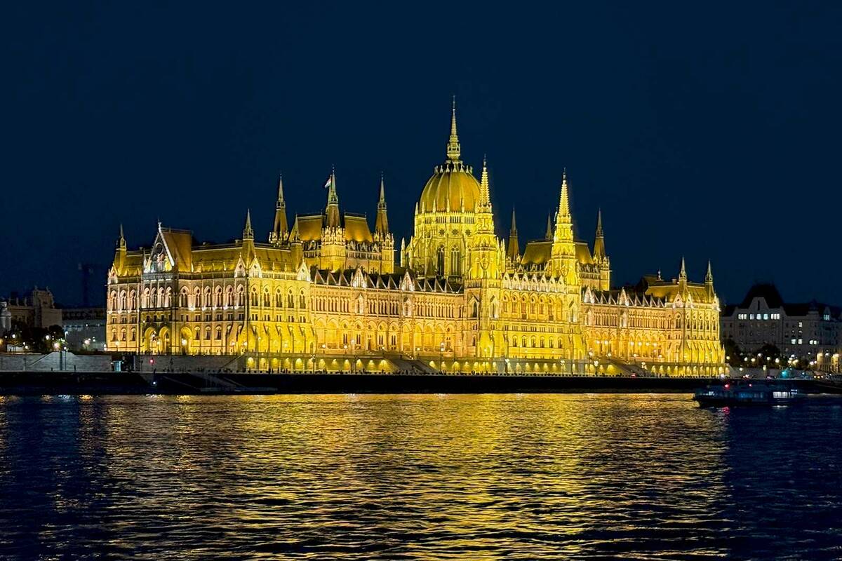 À ne pas rater à Budapest : une promenade nocturne en bateau au cours de laquelle les somptueux édifices illuminés défilent à un rythme tranquille.