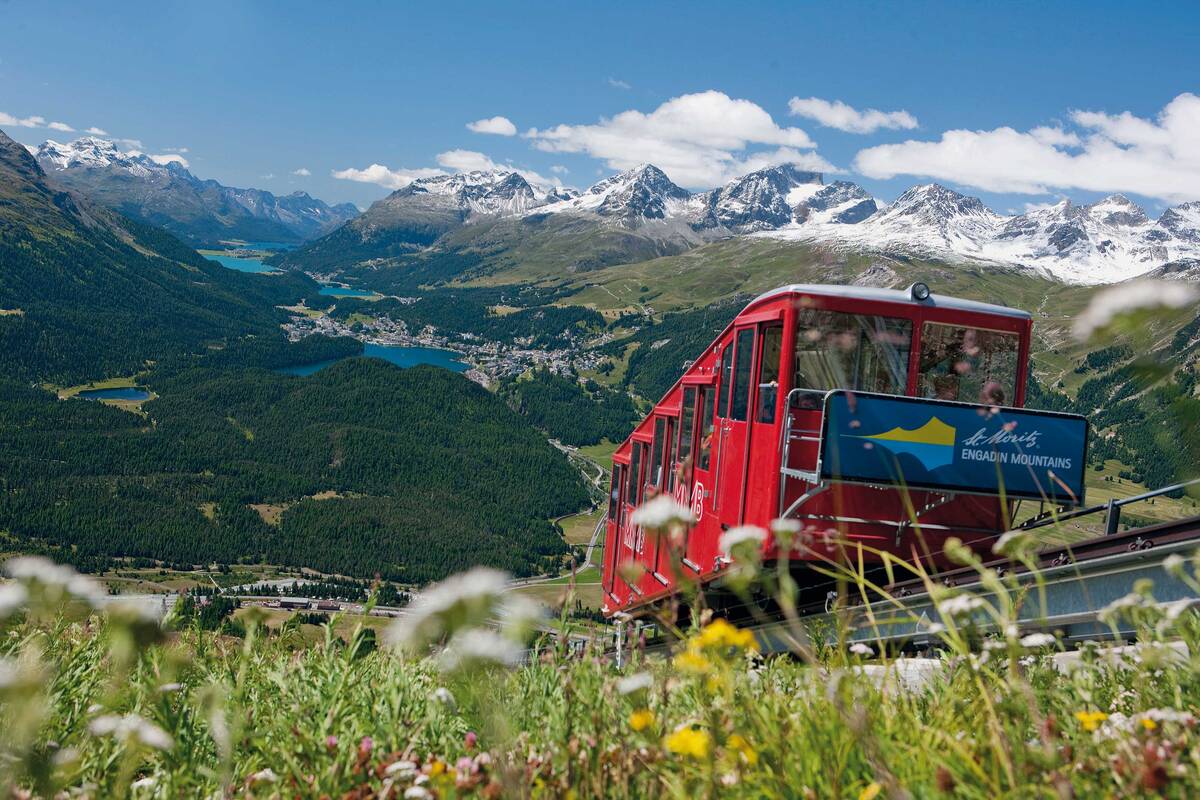 Depuis le Muottas Muragl, on peut admirer une vue époustouflante sur le paysage lacustre de la Haute-Engadine.