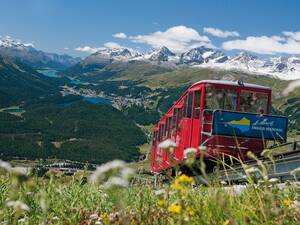 Depuis le Muottas Muragl, on peut admirer une vue époustouflante sur le paysage lacustre de la Haute-Engadine.