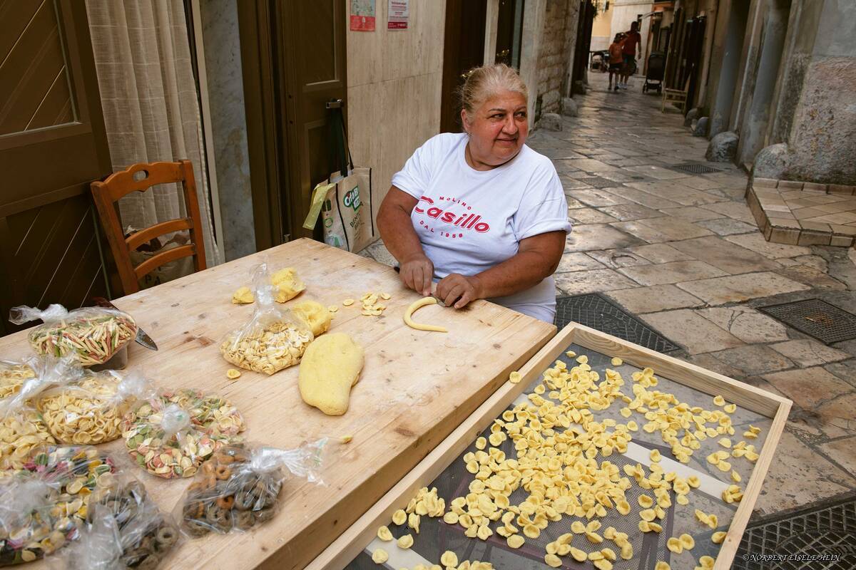 Im historischen Zentrum von Bari arbeiten Mütter und Omis an der weltberühmten Orecchiette-Pasta.