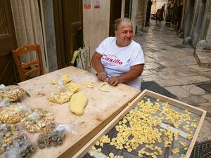 Im historischen Zentrum von Bari arbeiten Mütter und Omis an der weltberühmten Orecchiette-Pasta.