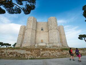 Die Architektur des UNESCO-Weltkulturerbes Castel del Monte wird weitestgehend von der Zahl acht bestimmt.