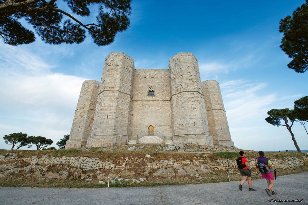 Die Architektur des UNESCO-Weltkulturerbes Castel del Monte wird weitestgehend von der Zahl acht bestimmt.