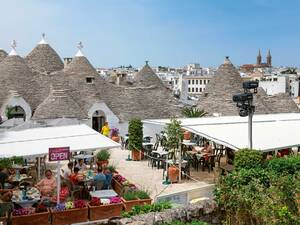 In Alberobello beherbergen die Trulli teils riesige Restaurants.