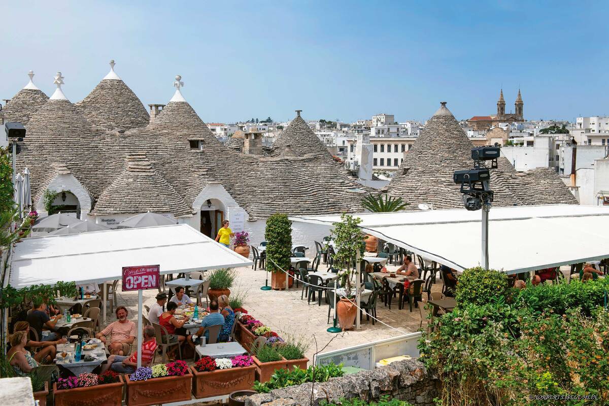 In Alberobello beherbergen die Trulli teils riesige Restaurants.