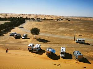 Auch wenn wir keine Allrad-Fahrzeuge haben, trauen wir uns was. Wir parkieren direkt am Rand der Wüstenberge Wahiba-Sands.