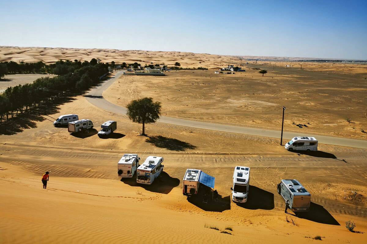 Auch wenn wir keine Allrad-Fahrzeuge haben, trauen wir uns was. Wir parkieren direkt am Rand der Wüstenberge Wahiba-Sands.