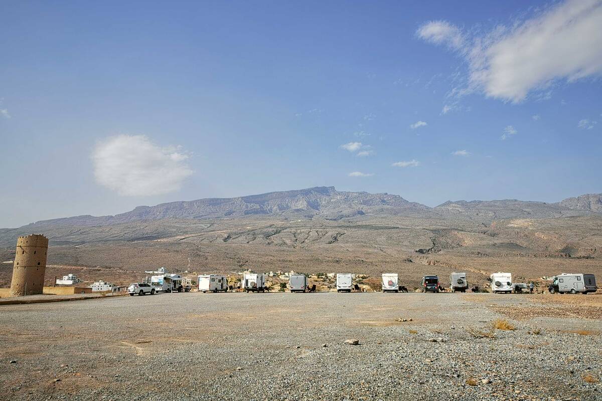 Einer der vielen wunderbar gelegenen Stellplätze im Oman. Hier blicken wir auf die Ausläufer des Hadschar-Gebirges.