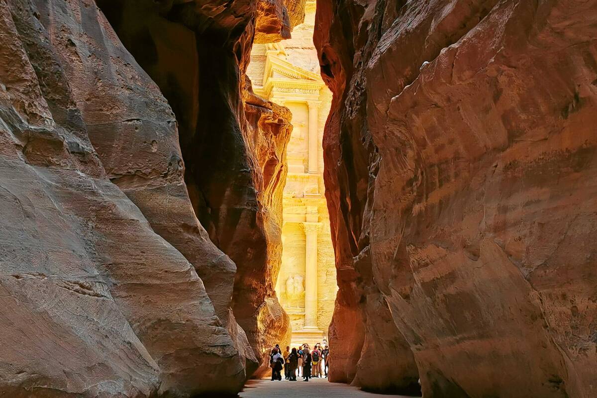 Nur durch einen engen Zugang ist Petra, einstige Hauptstadt des Reiches der Nabatäer, zu erreichen. Wir verweilen zwei Tage in der im Süden Jordaniens gelegenen prähistorischen Stadt.