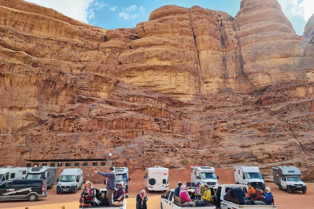 Ausflug mit den Geländewagen in die Sand- und Steinwüste Wadi Rum.