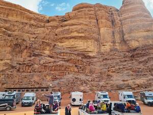 Ausflug mit den Geländewagen in die Sand- und Steinwüste Wadi Rum.