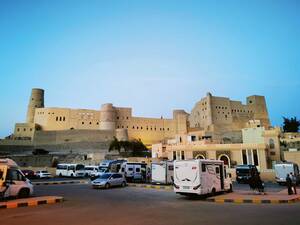 Le fort de Bahla se situe sur l’ancienne route de l’encens et, de nos jours, sur la route asphaltée menant à Nizwa (Oman).