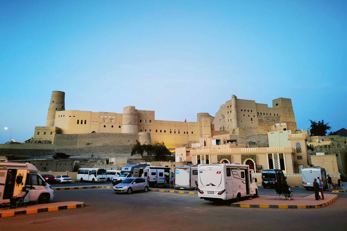 Le fort de Bahla se situe sur l’ancienne route de l’encens et, de nos jours, sur la route asphaltée menant à Nizwa (Oman).