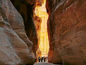 Pétra, accessible uniquement par une gorge étroite, fut la capitale du royaume nabatéen. Nous passons deux jours dans cette cité préhistorique située dans le sud de la Jordanie.