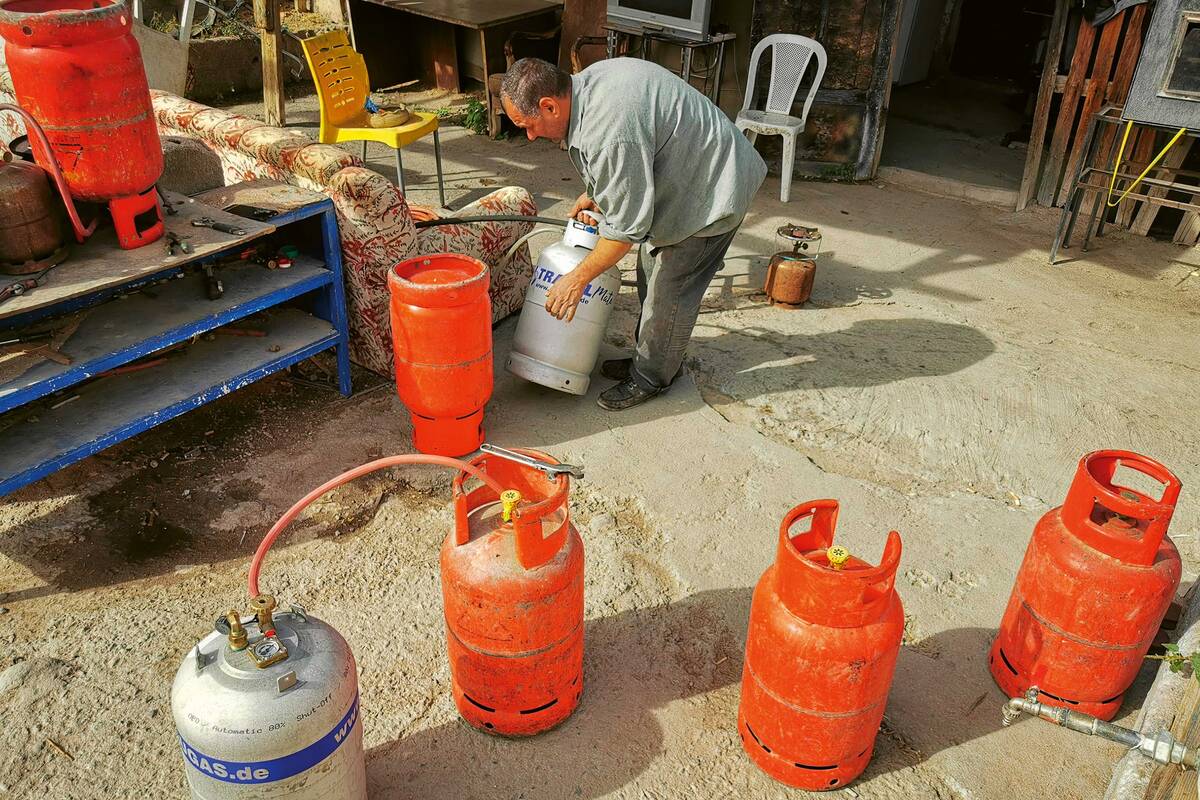 Nous cherchons en vain des stations de remplissage de gaz. Nous nous débrouillons donc avec des bouteilles de propane locales et transvasons le gaz.