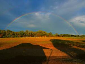 L’ambiance de fin de journée avec un arc-en-ciel.