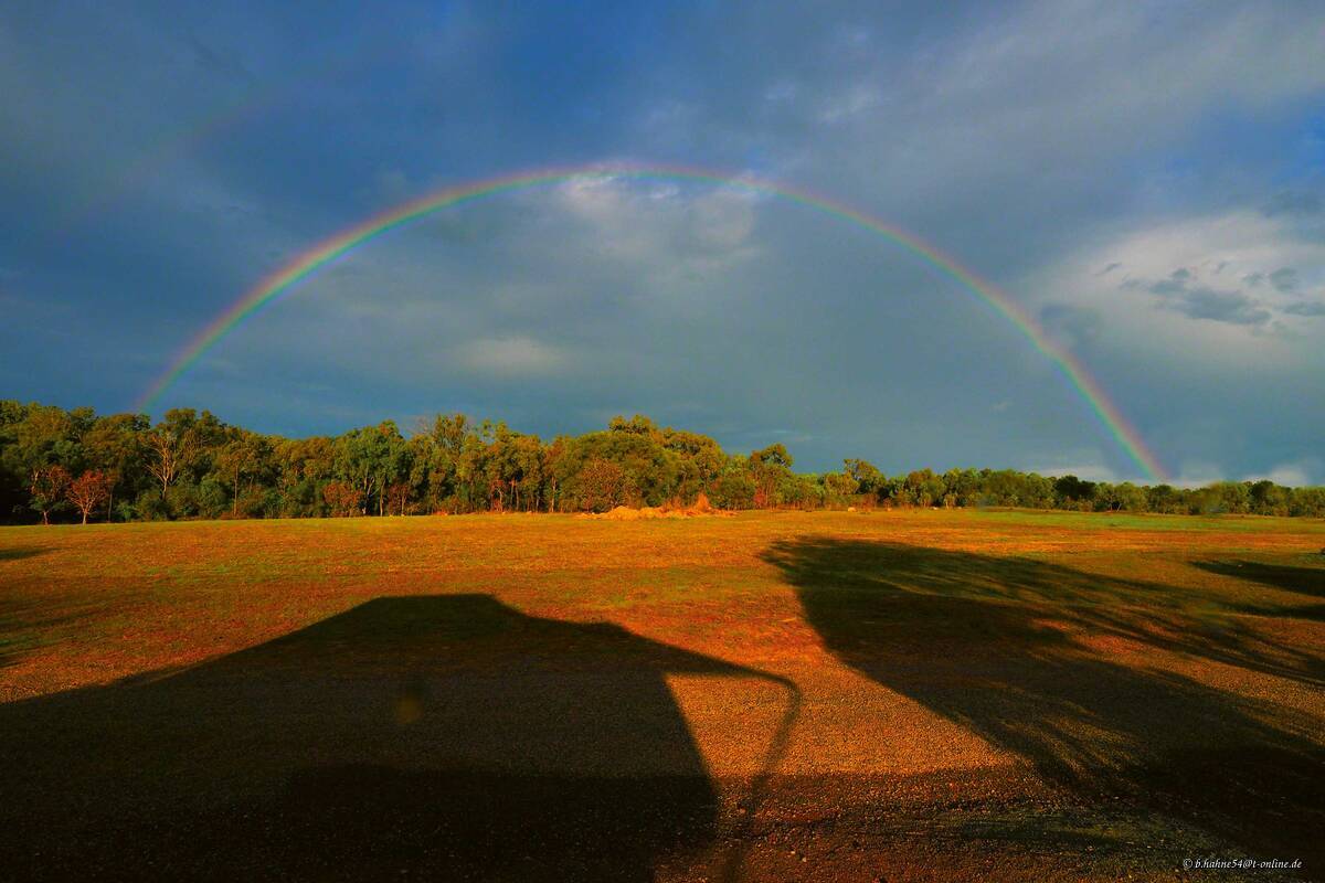 L’ambiance de fin de journée avec un arc-en-ciel.