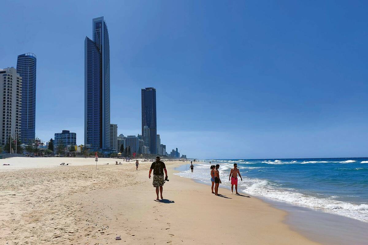 De grands immeubles situés directement sur la plage.