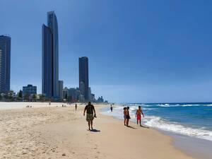 De grands immeubles situés directement sur la plage.