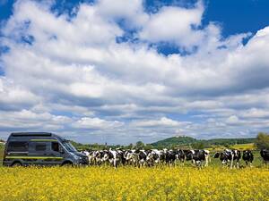 Auf der deutschen Burgenroute unterwegs – umgeben von idyllischer Landschaft.