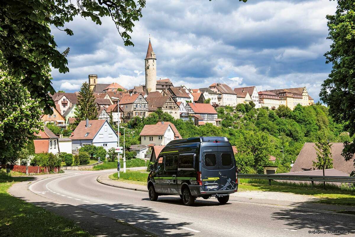 Die Burgenstrasse führt unterhalb von Kirchberg an der Jagst entlang und bietet herrliche Ausblicke auf die Fachwerkfront der Altstadt.