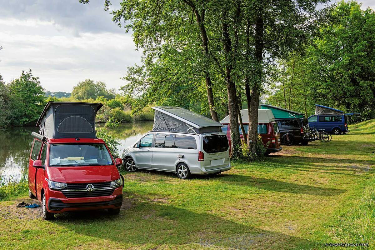 Die Campinginsel Bug stellt sogar eine extra Standfläche für Bullis  direkt an der Regnitz bereit.