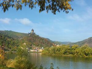 Die Reichsburg Cochem ist das Wahrzeichen des gleichnamigen Städtchens und thront malerisch weit über der Mosel.