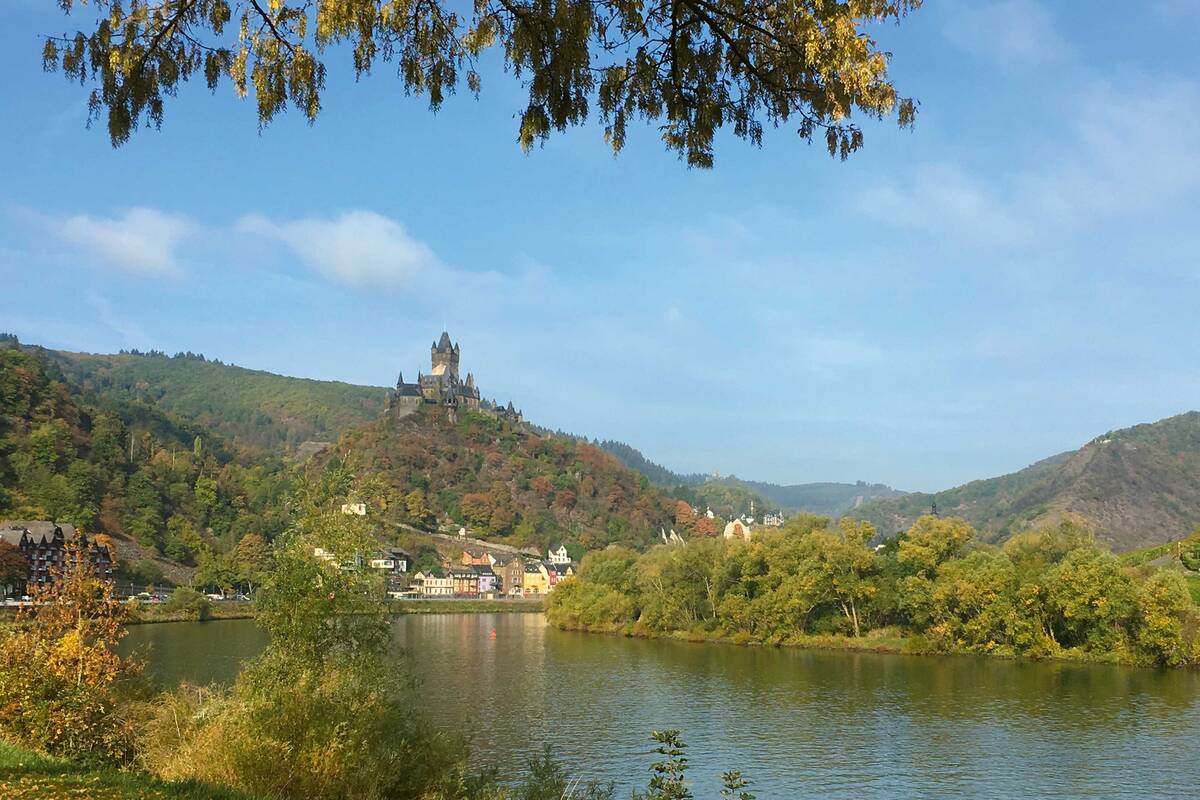 Die Reichsburg Cochem ist das Wahrzeichen des gleichnamigen Städtchens und thront malerisch weit über der Mosel.