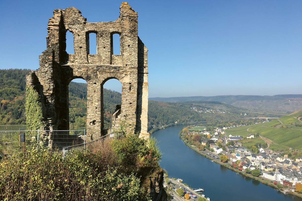 Oberhalb von Traben-Trarbach kann die Burgruine Grevenburg besichtigt und ein weiter Ausblick über die Moselregion genossen werden.