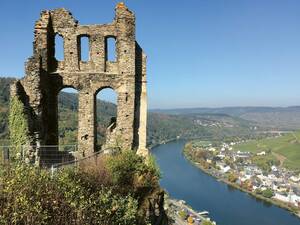 Oberhalb von Traben-Trarbach kann die Burgruine Grevenburg besichtigt und ein weiter Ausblick über die Moselregion genossen werden.